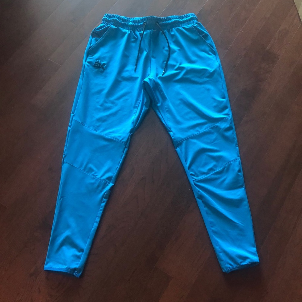 Brokig workout pants.